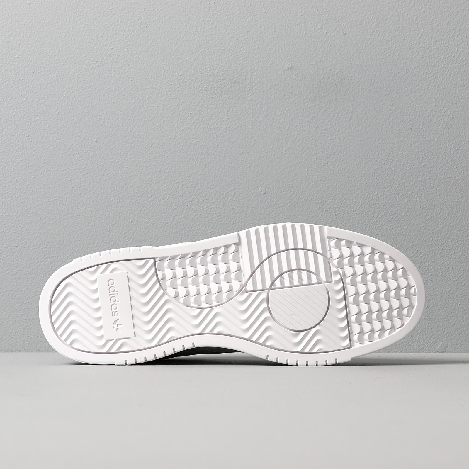 Adidas supercourt vs hotsell 'air force 1