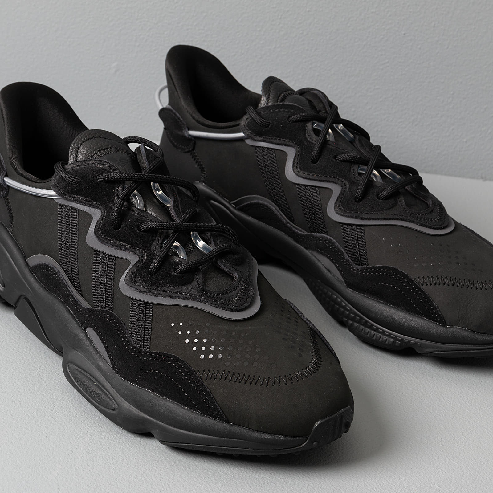 Ozweego shop night metallic