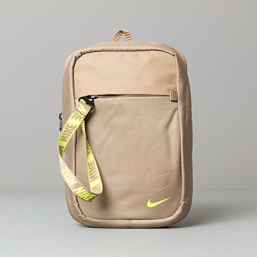 Nike sportswear essential shop hip pack