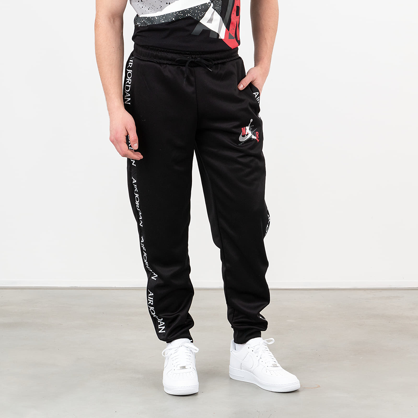 Дънки и панталони Jordan Classics Tricot Warmup Pants Black/ Gym Red/ White