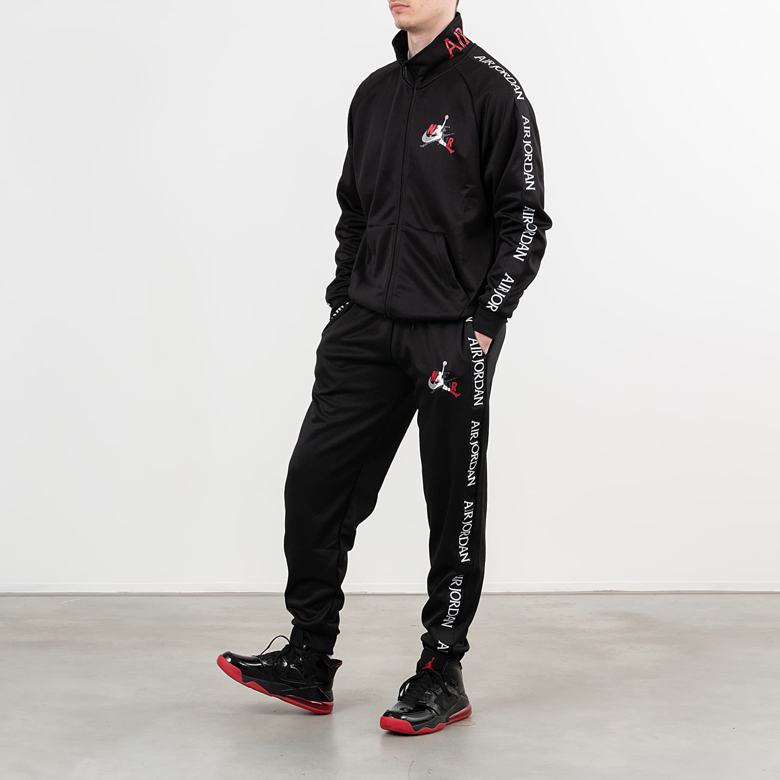 Hupparit ja collegepaidat Jordan Classics Tricot Warmup Jacket Black/ Gym Red/ White