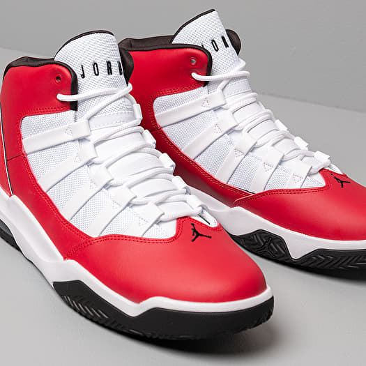 Jordan max aura red and white store