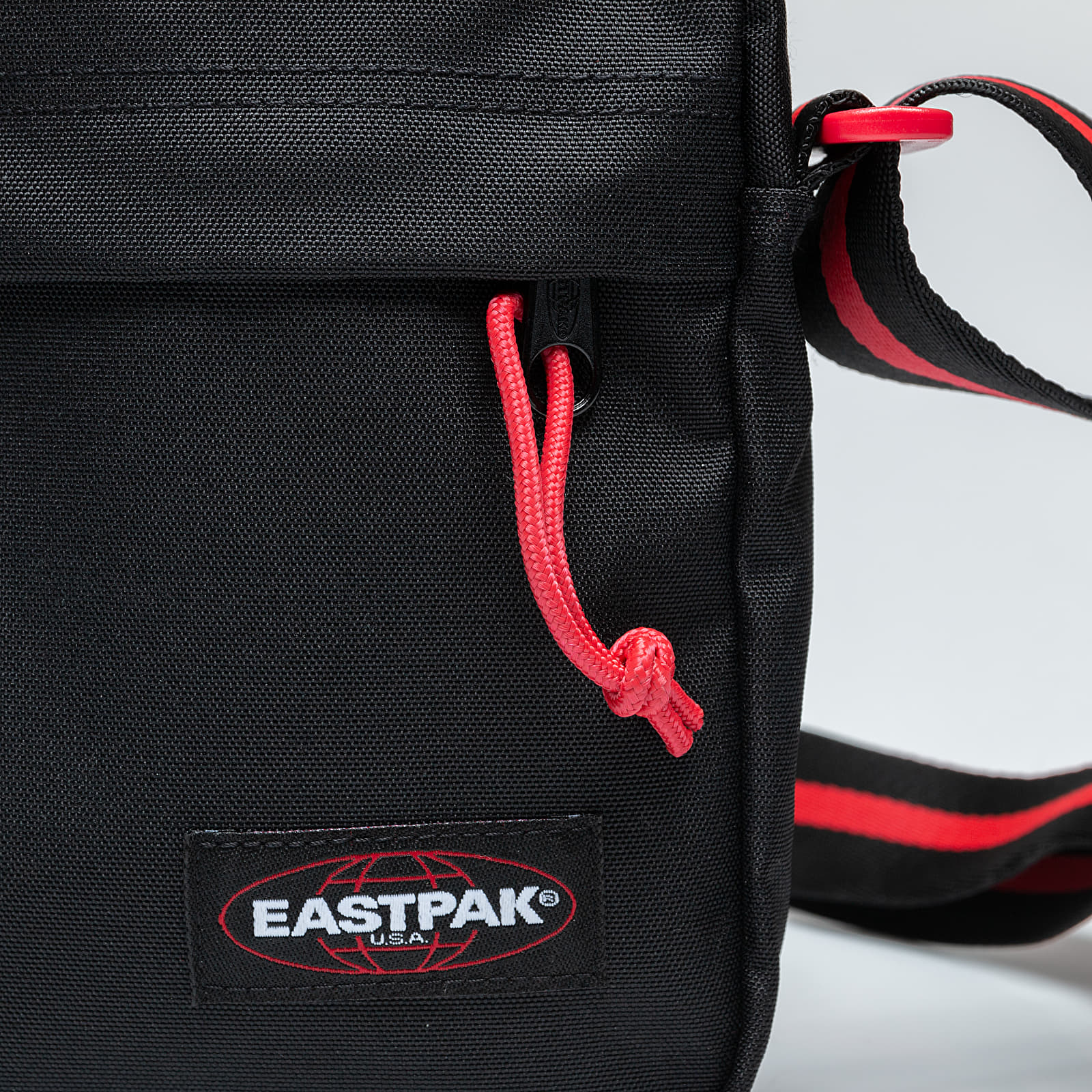EASTPAK Taschen/Rucksäcke/Koffer The One Shoulder Bag black (EK045008) NS  schwarz & Crew Single Porte-monnaie, 13 cm, Noir (Black) : : Mode
