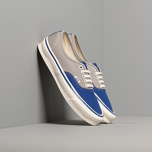 Vans og blue top