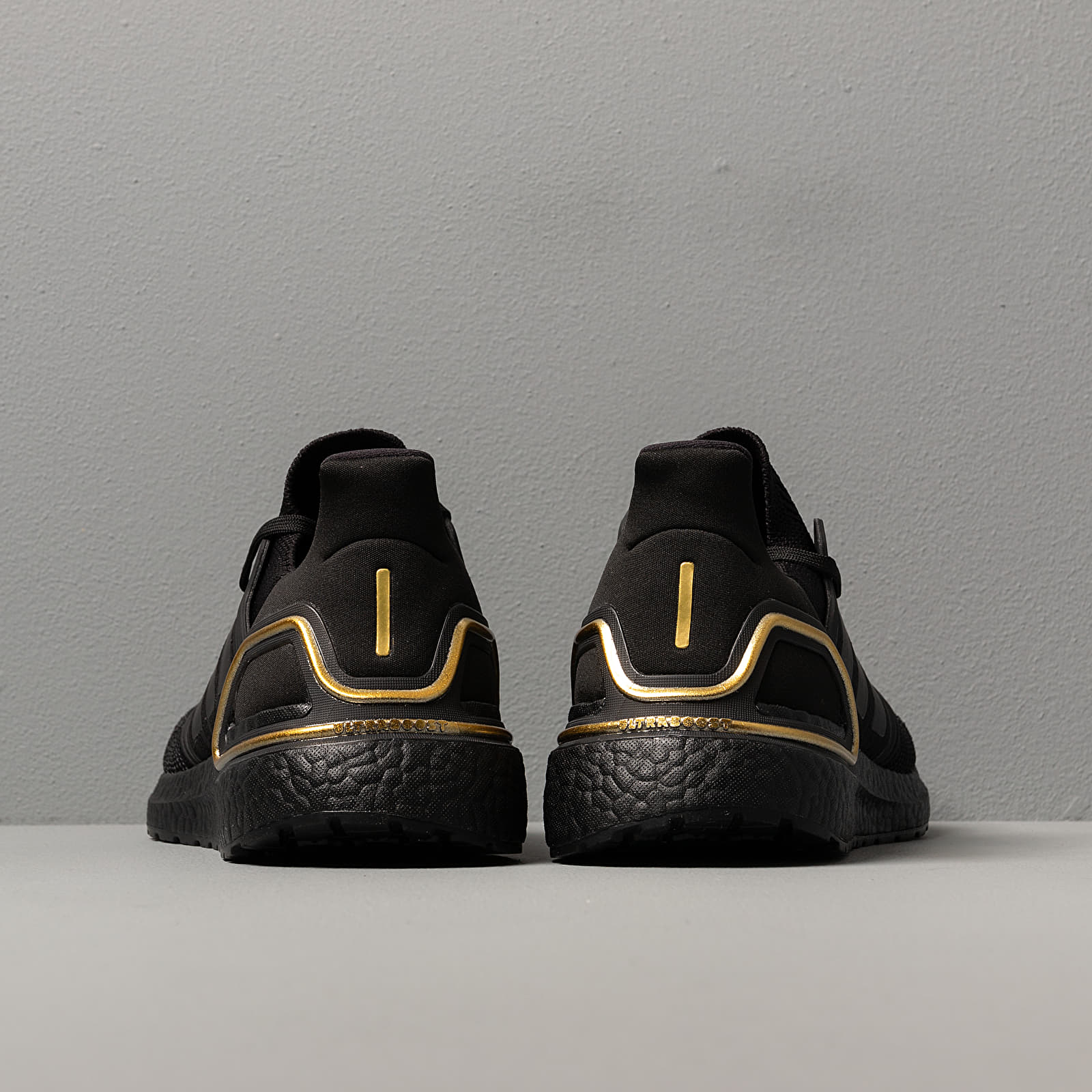 Ultra boost core hotsell black gold metallic