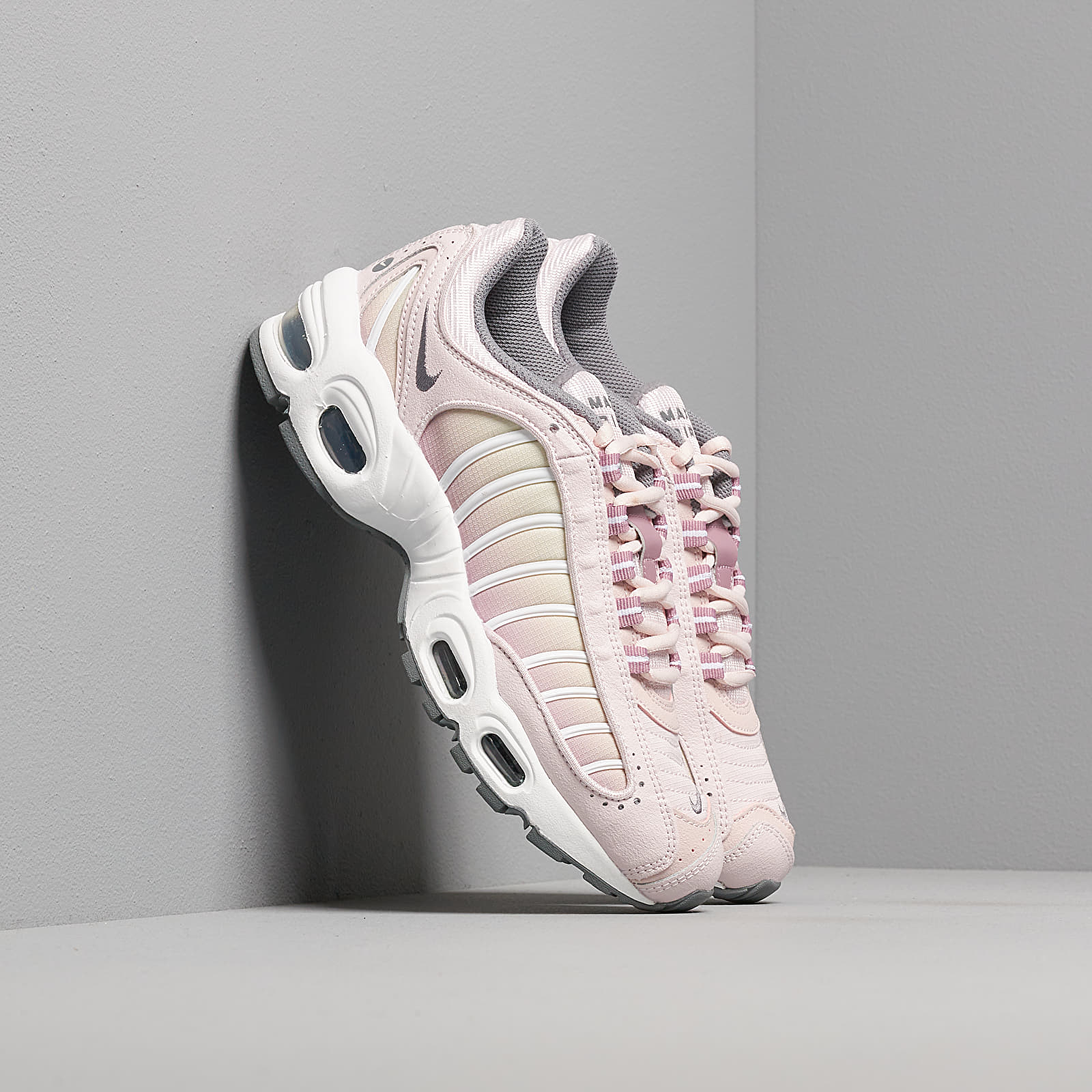 Dámske topánky a tenisky Nike W Air Max Tailwind IV Barely Rose/ Smoke Grey-Plum Dust-White