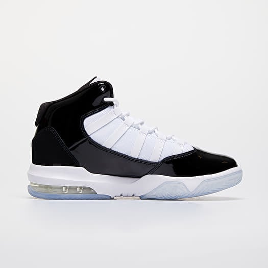 Jordan max aura black and white best sale
