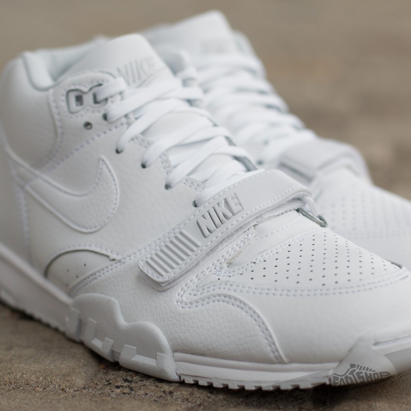 Pure white deals nike trainers