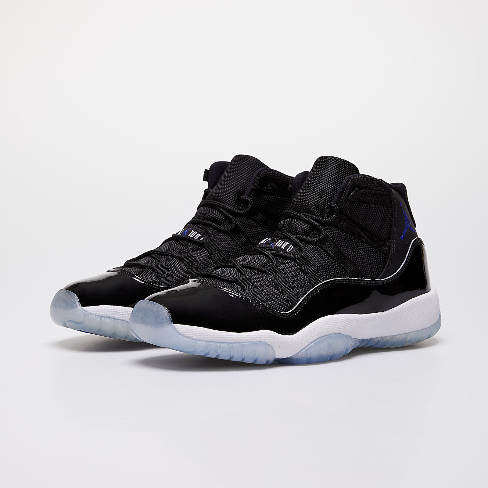 Space jam 11 clearance white and black