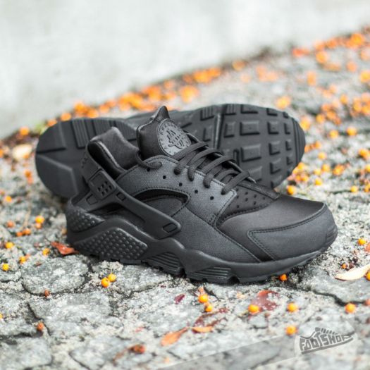 Triple black deals nike huarache restock