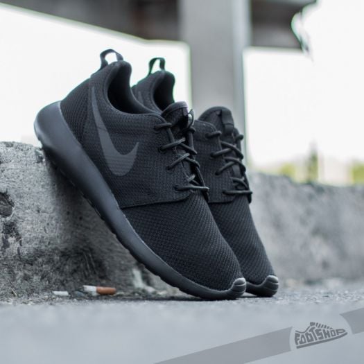 Nike all black shoes roshe store