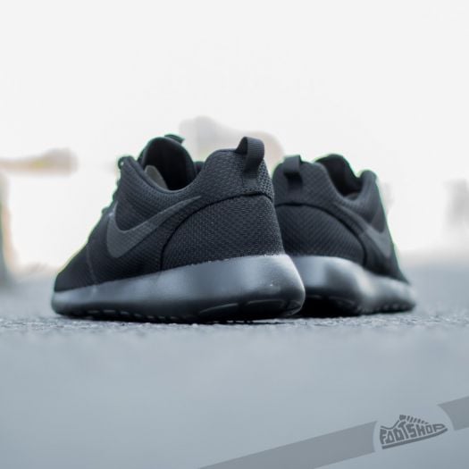 Roshe run hot sale women all black
