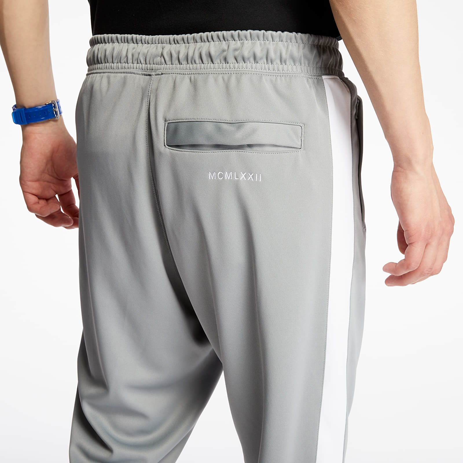 Nike swoosh hotsell grey bottoms