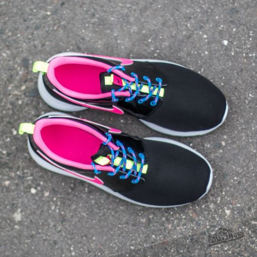 black and pink nike roshe