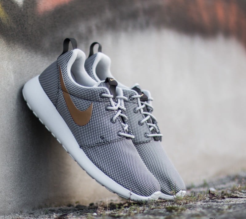 Women s shoes Wmns Nike Roshe One Anthracit Metallic Gold Wolf Grey Footshop