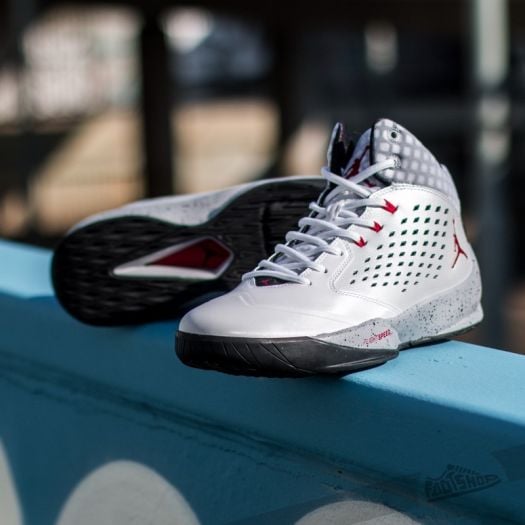 Red jordan basketball shoes hotsell