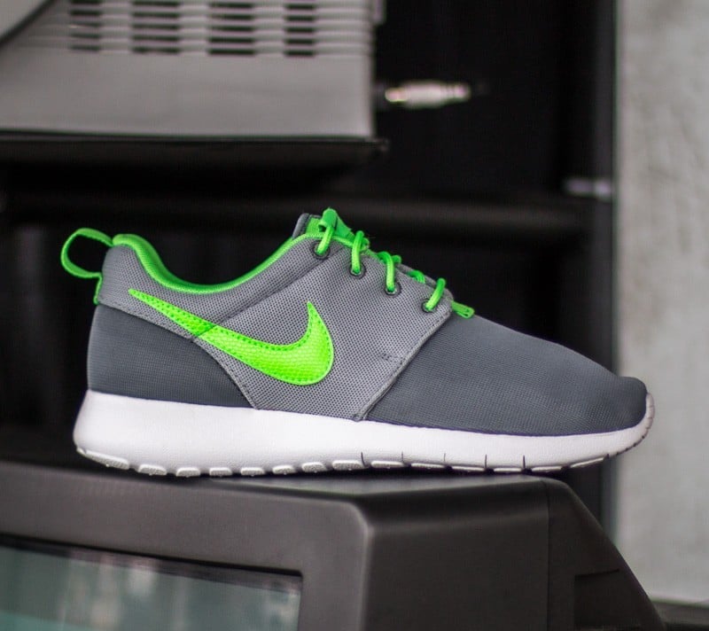 Roshe run top grey green
