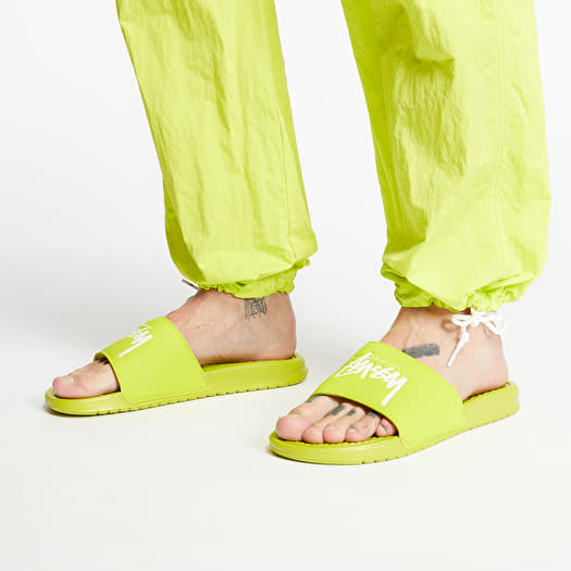 Nike slides with new arrivals jeans