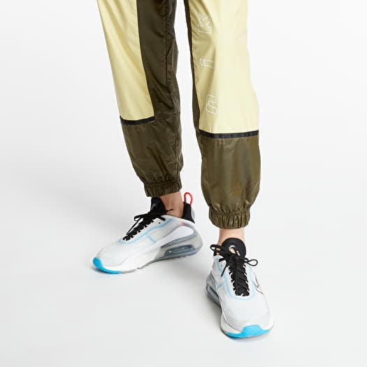 Hla e in kavbojke Nike Sportswear Woven Pants Olive Flak Tea Tree Mist White Footshop