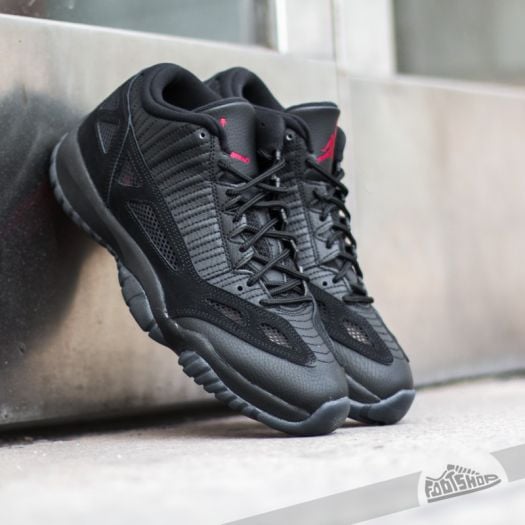 Jordan 11 sales low triple black