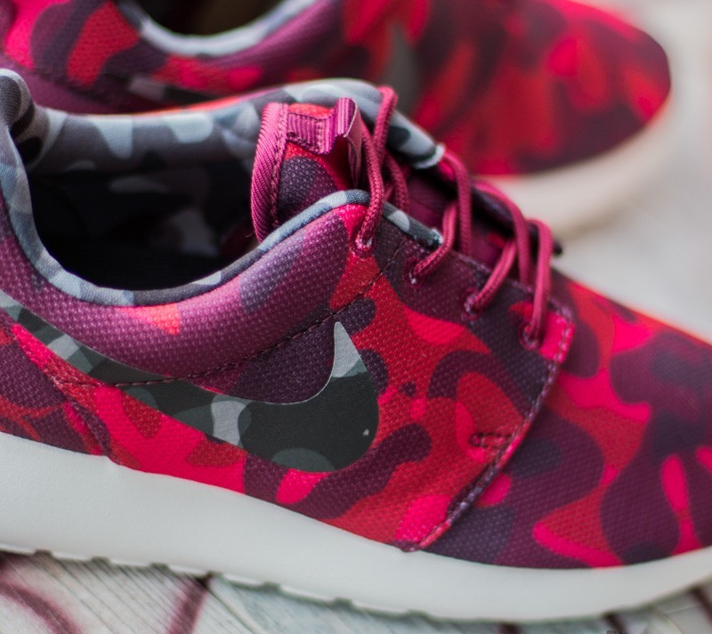 All red hotsell nike roshe womens