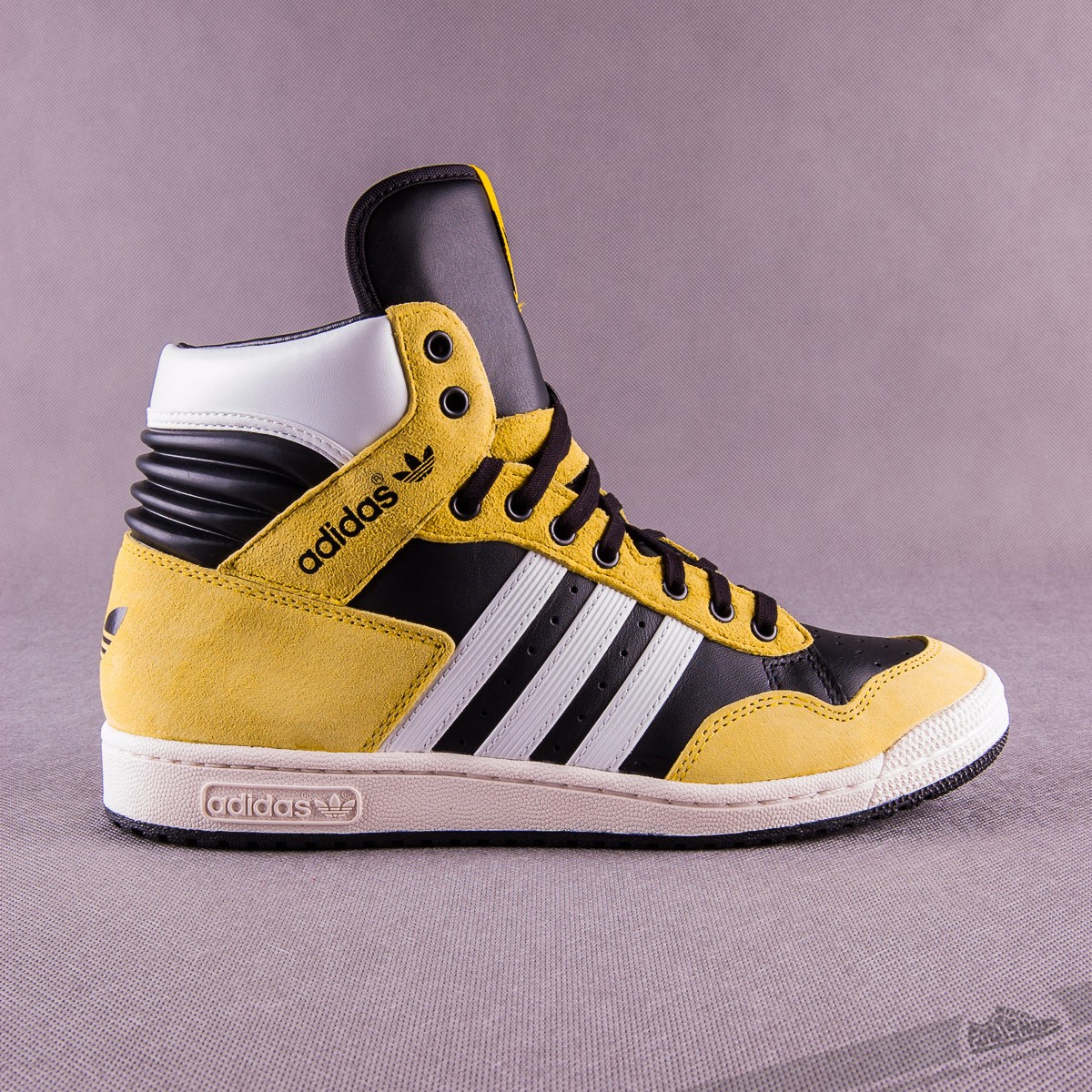Férfi cipők adidas Originals pánské luxusní kotníkové boty PRO CONFERENCE HI - Žluto černo bílé G95984