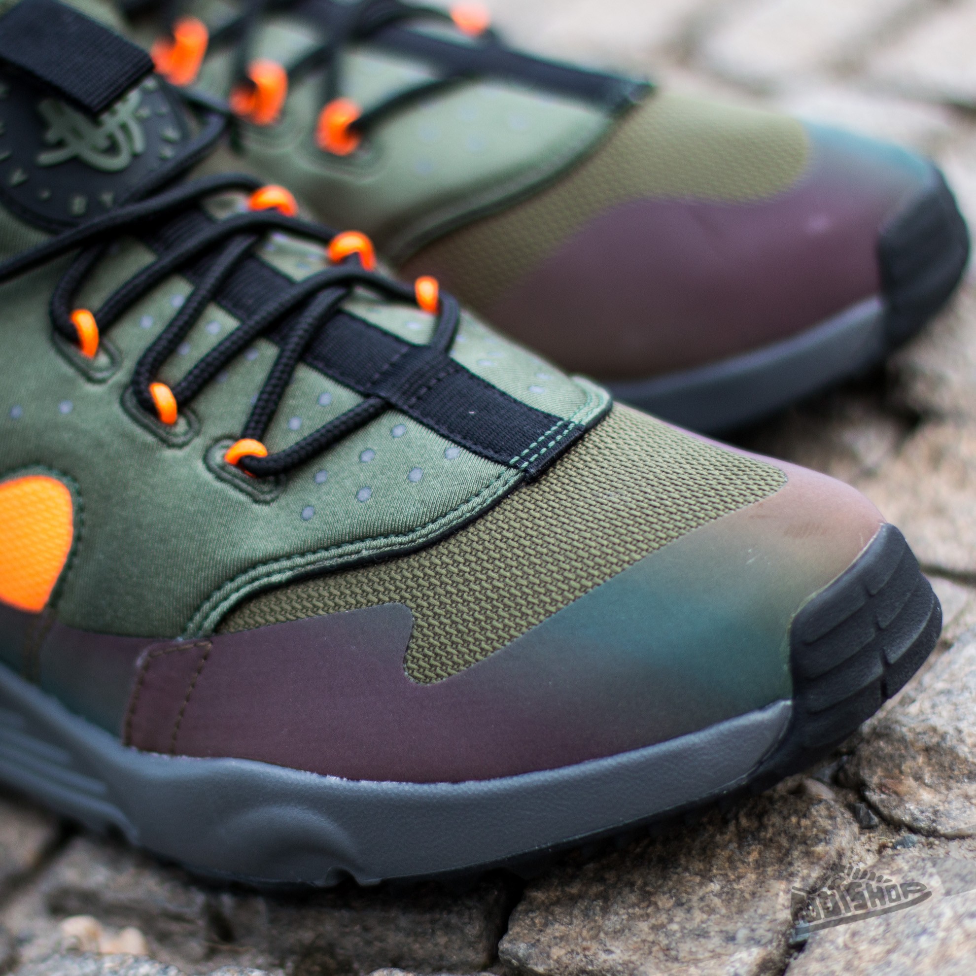 Scarpe uomo Nike Huarache Utility Premium Carbon Green/ Black-Total Orange-Anthracite
