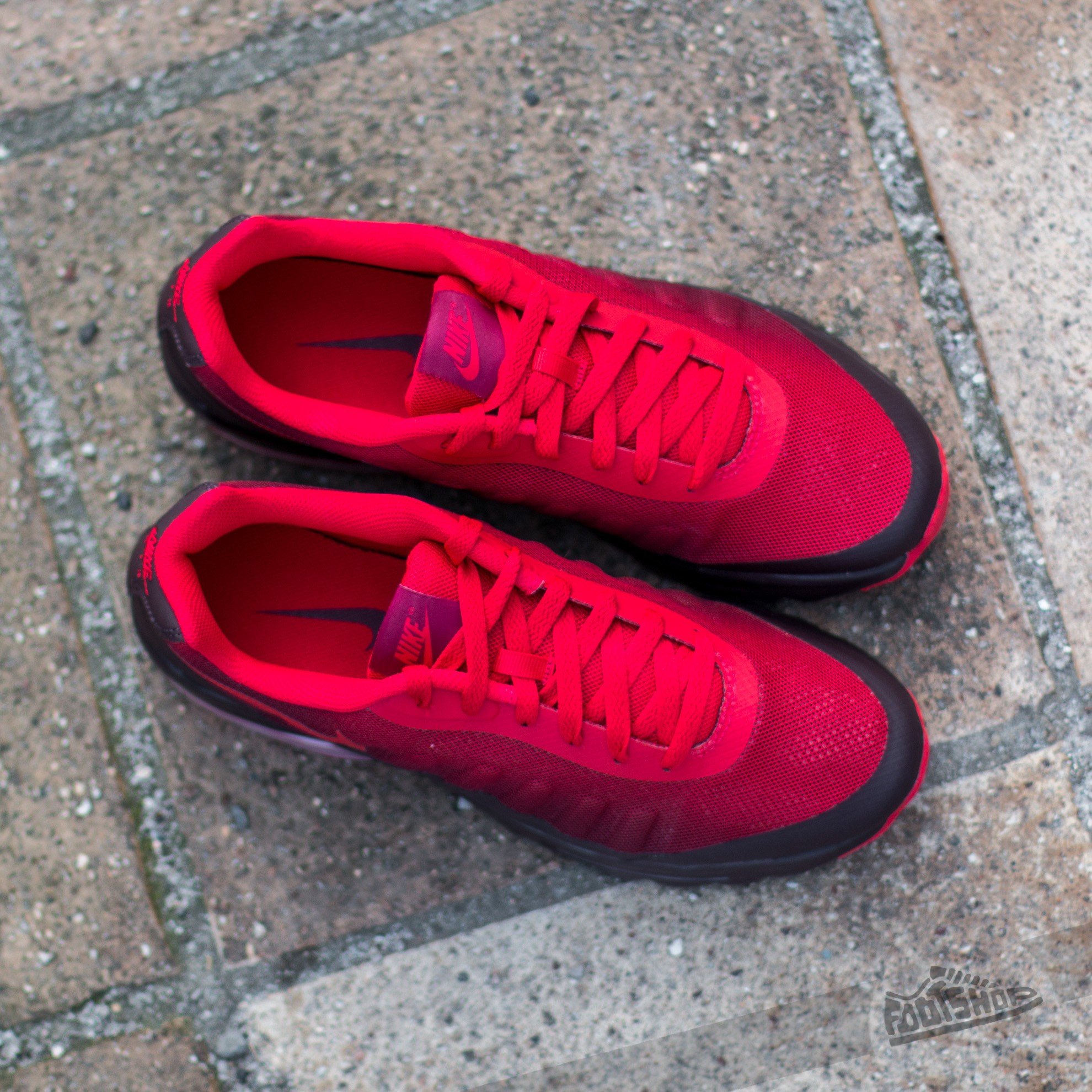 Nike invigor red 2025