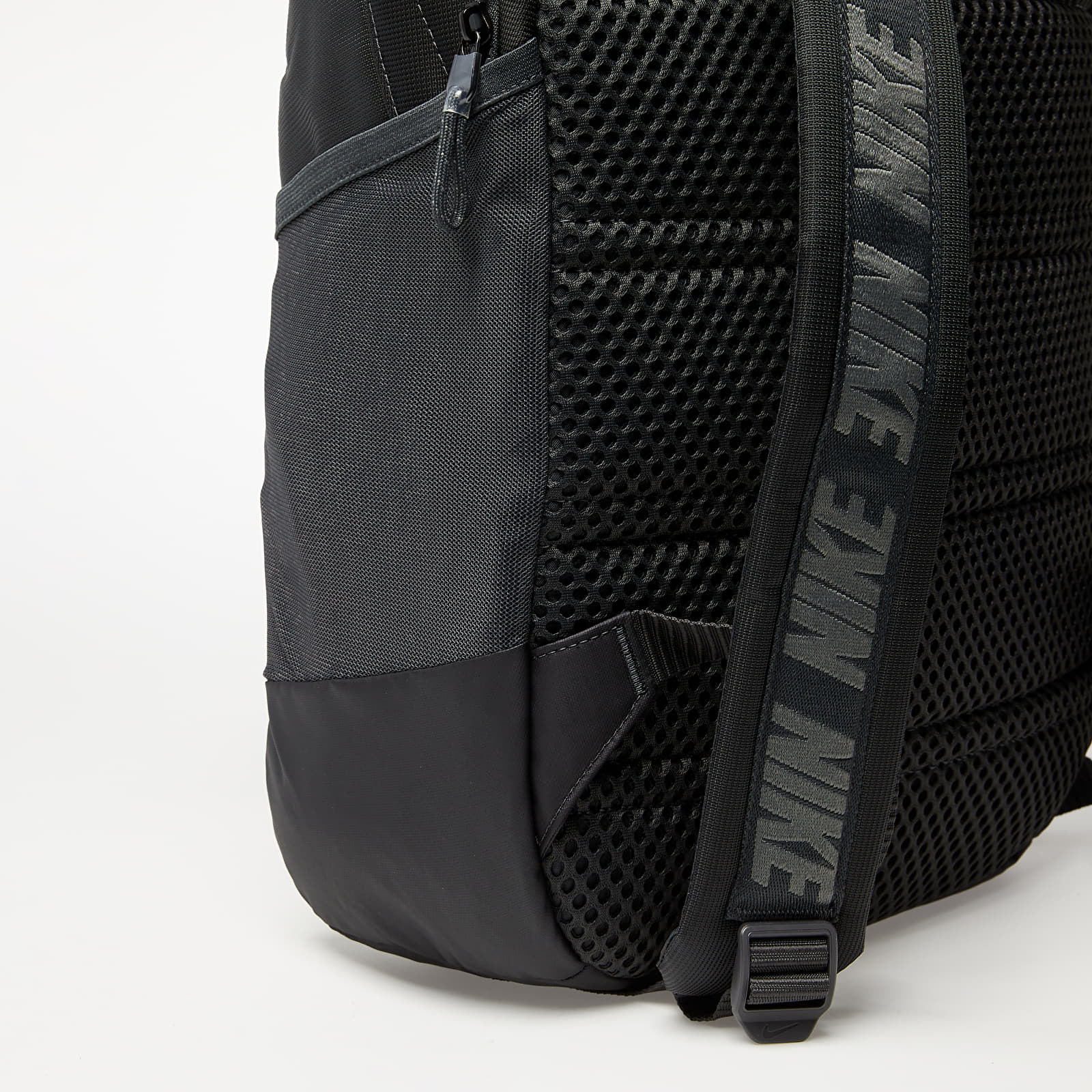 Hátizsákok Nike Air Essentials Backpack Dk Smoke Grey/ Metallic Silver