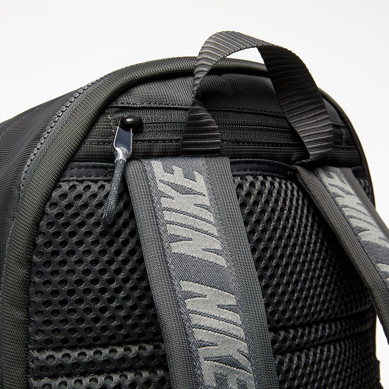 Hátizsákok Nike Air Essentials Backpack Dk Smoke Grey/ Metallic Silver