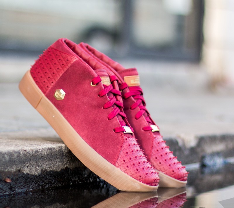 Încălțăminte și sneakerși pentru bărbați Nike Lebron XIII Lifestyle Team Red/ Metallic Gold-Gum Mid Brown