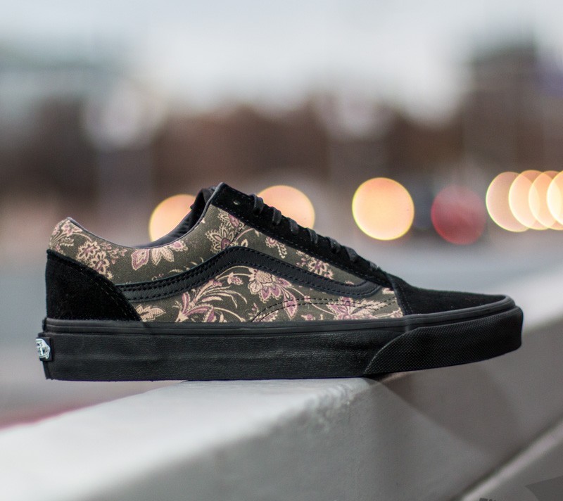 Women s shoes Vans Old Skool Suede Floral Black Blanc Footshop