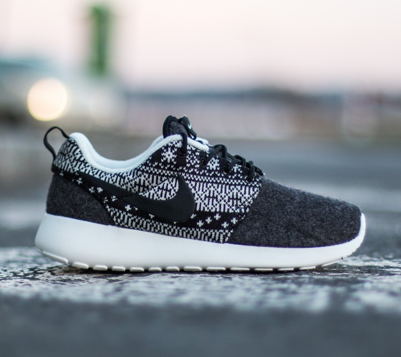 Damen Sneaker und Schuhe Nike WMNS Roshe One Winter Sweater Black/ Black-Sail