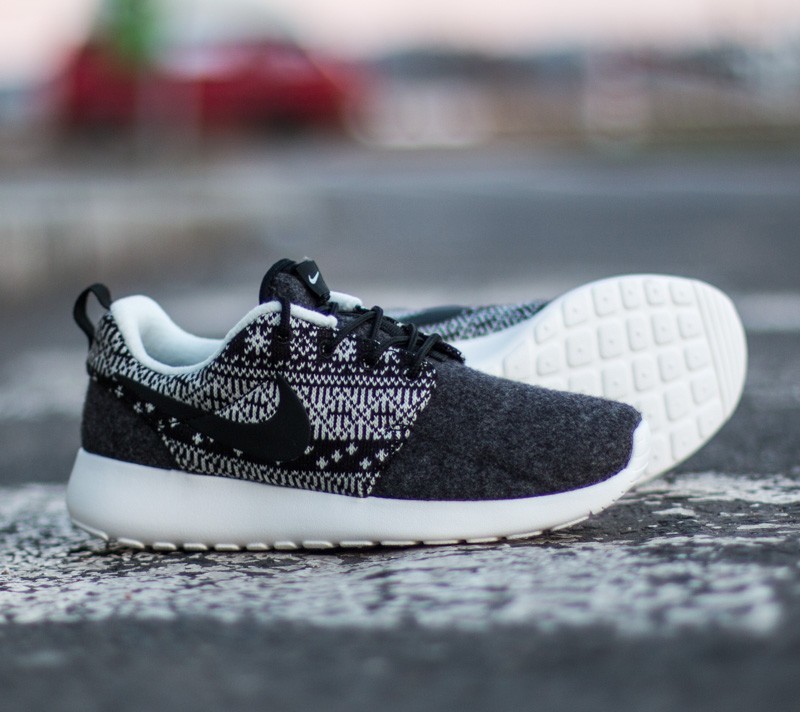 Damen Sneaker und Schuhe Nike WMNS Roshe One Winter Sweater Black/ Black-Sail