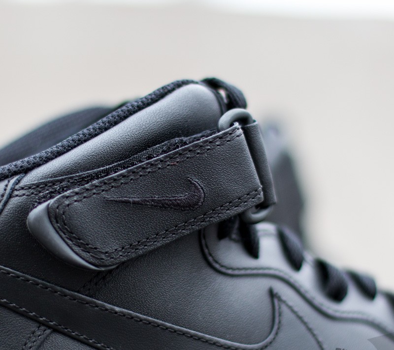 Naisten kengät Nike Wmns Air Force 1 Mid ´07 LE Black/ Black