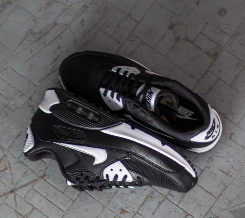 Buty damskie Nike WMNS Air Max 90 Essential Black/ White-Metallic Silver