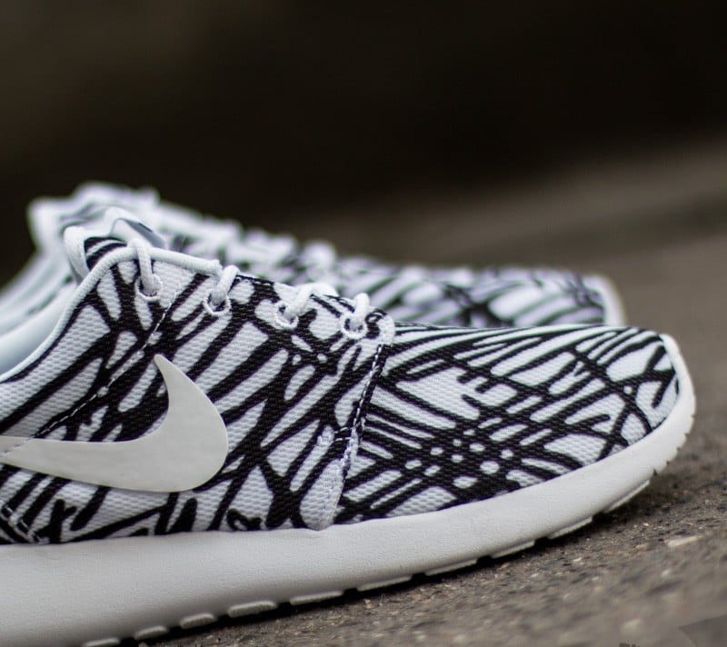 Womens nike roshe one black and white store