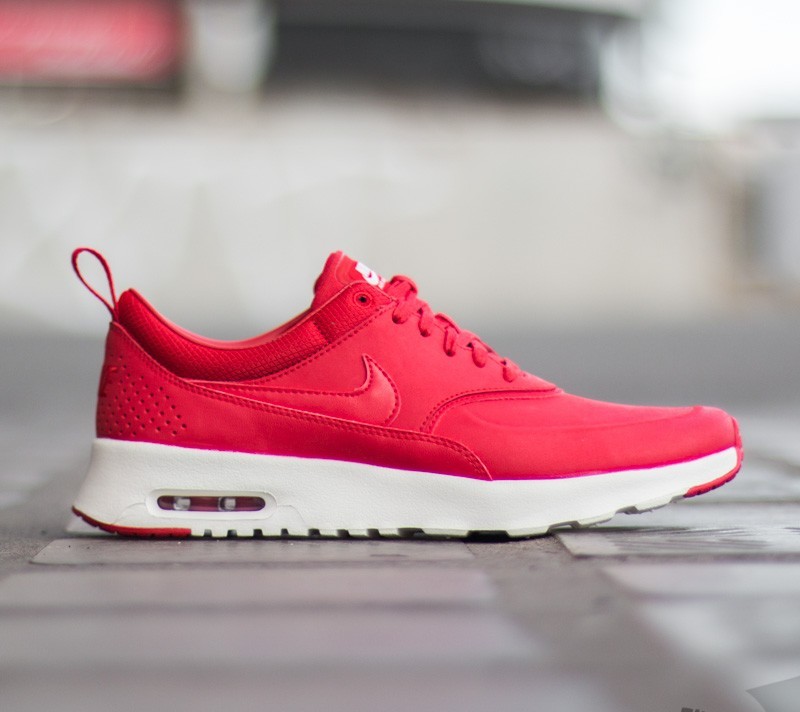 Nike thea hot sale red