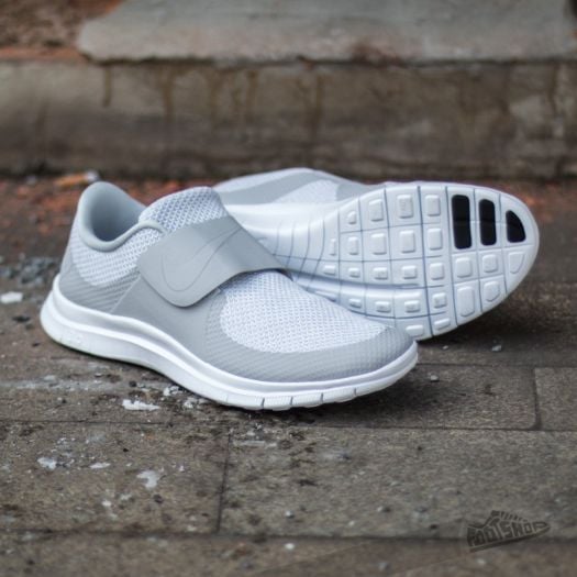 Nike free socfly top on feet