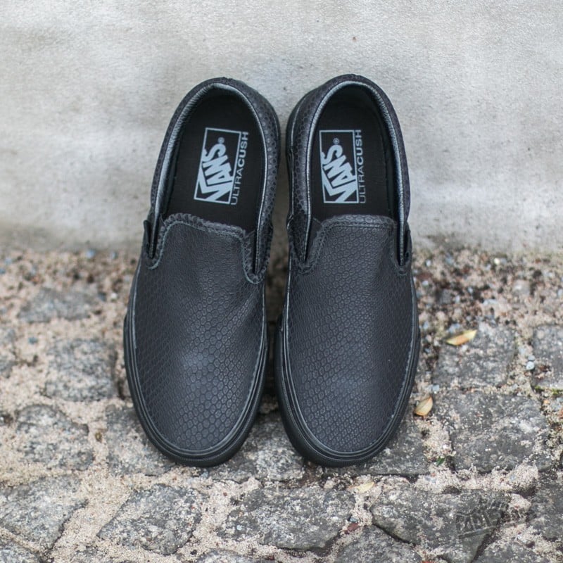 Women's all black outlet vans slip ons