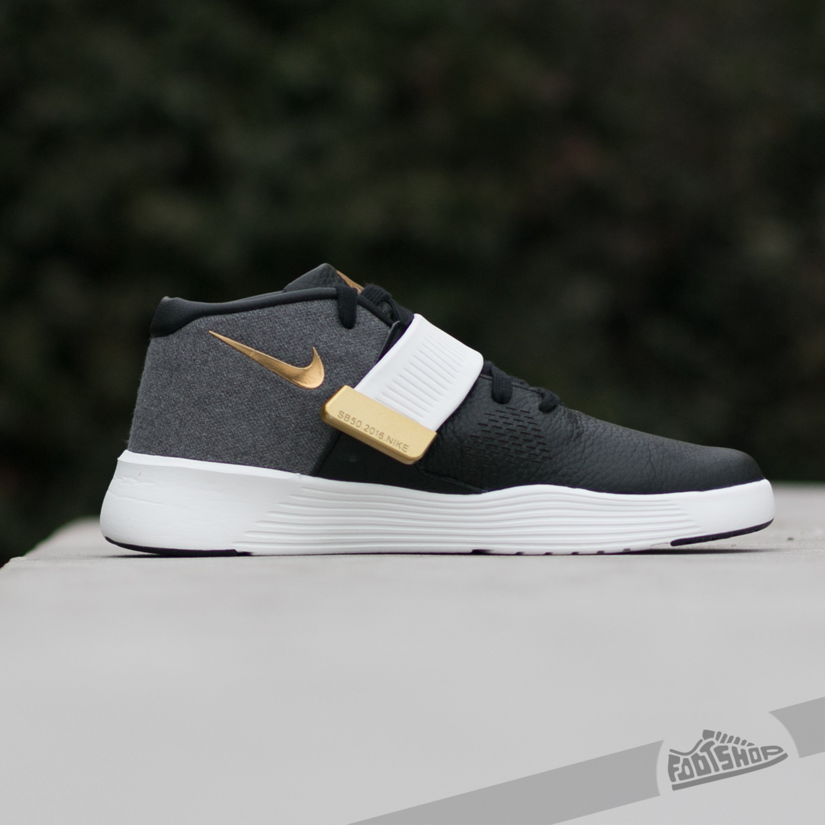 Men s shoes Nike Ultra XT Premium QS NFL Black Metallic Gold Summit White Footshop