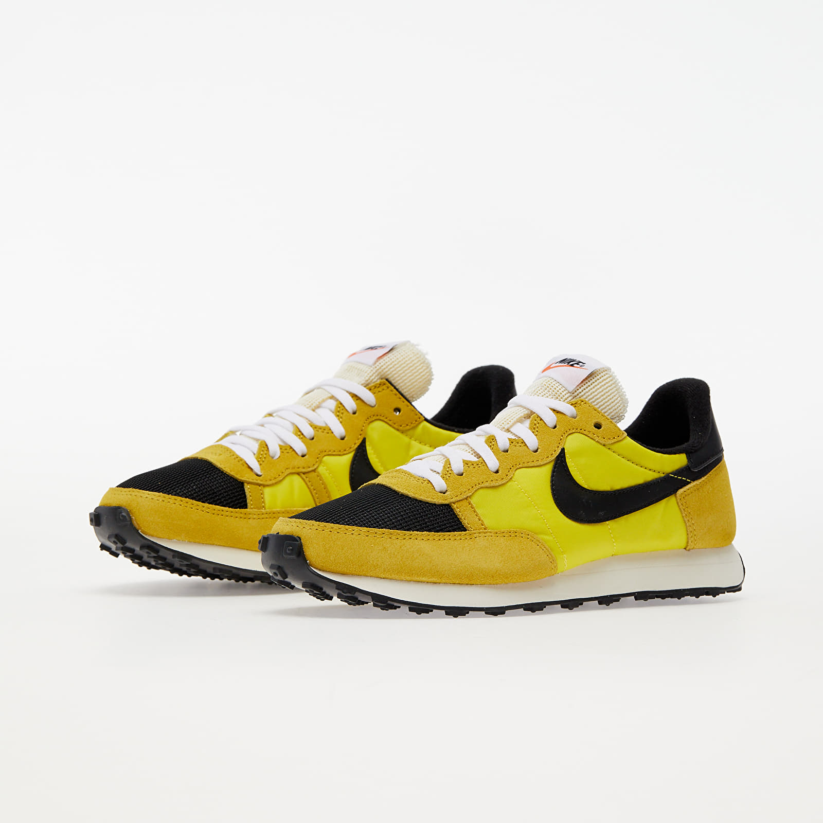 Yellow and black nike trainers hotsell