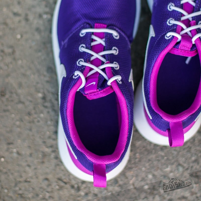 Nike roshe store purple and pink