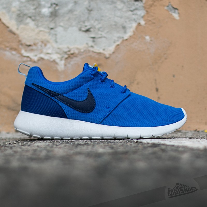 Royal blue hotsell nike roshe