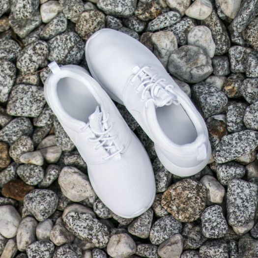 All white store nike roshe women