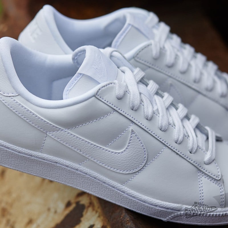 Nike tennis classic women's white best sale