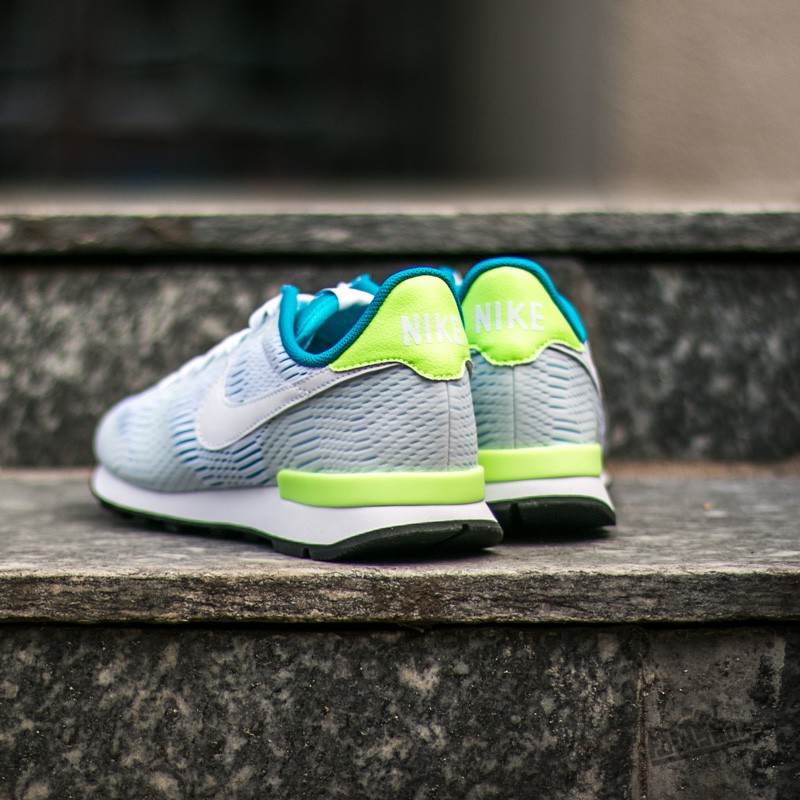 nike internationalist neon