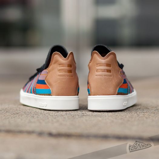 Pharrell laces top