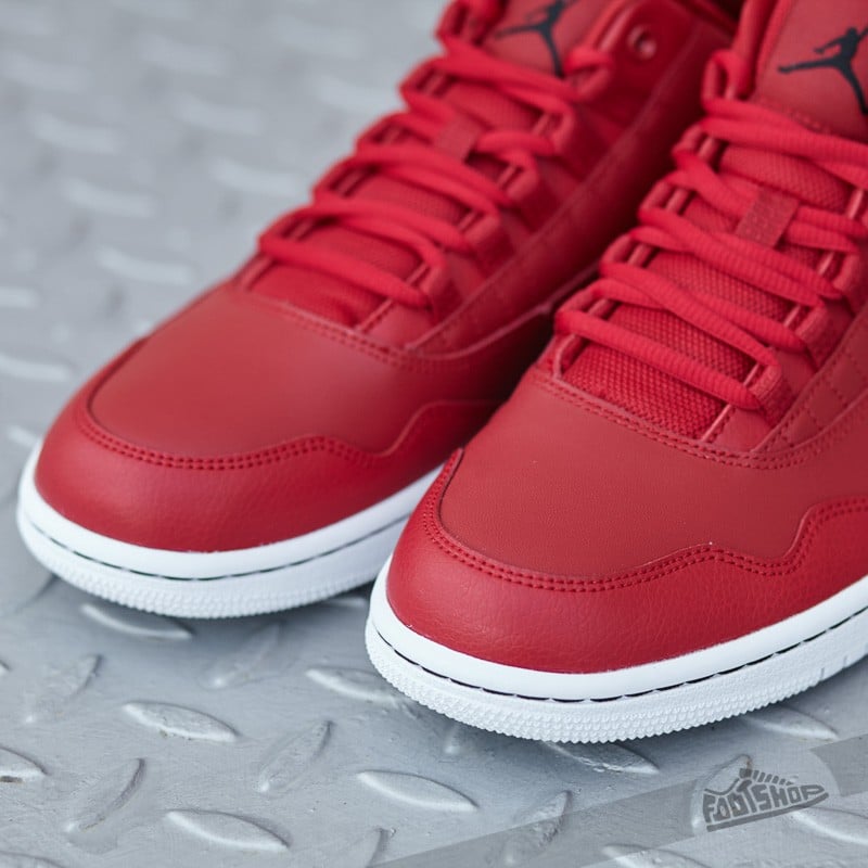 Nike jordan executive red store