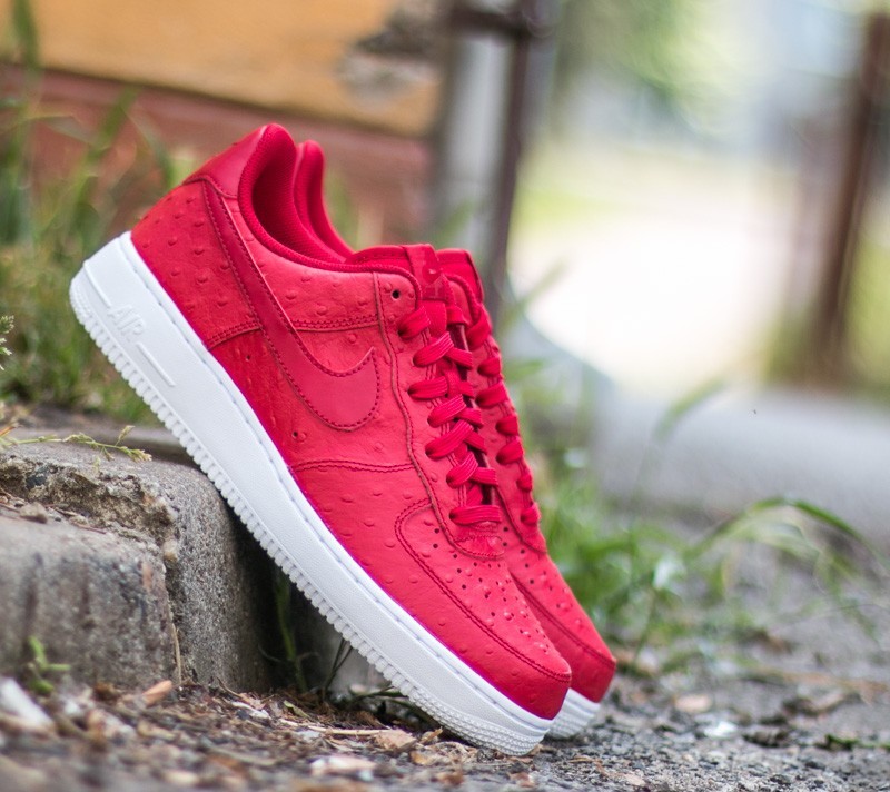 Gym red nike air force 1 top